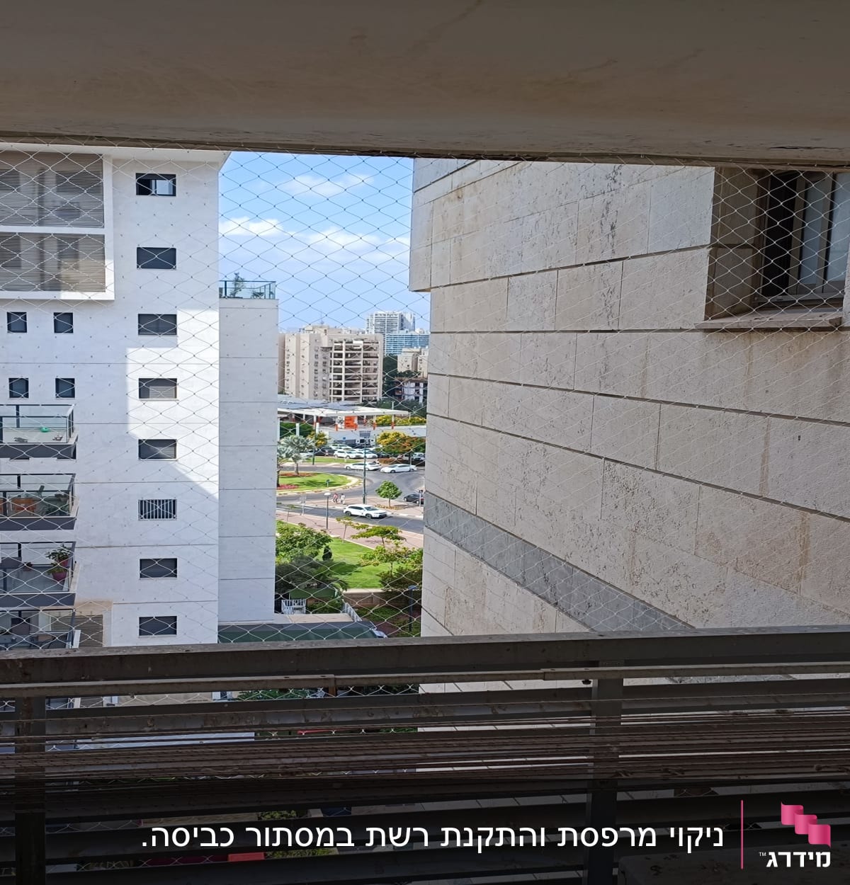 רשת מתוחה למניעת כניסת יונים במרפסת בניין